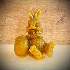 Húsvéti nyúl tojás mellett